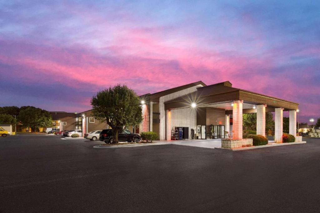 Econo Lodge Мадисон Экстерьер фото