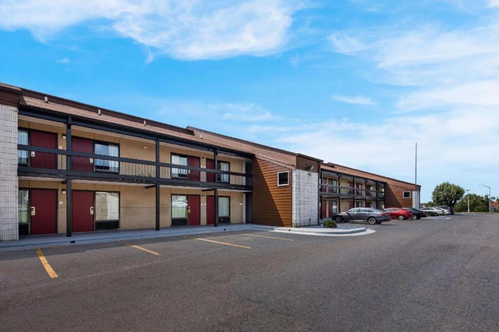 Econo Lodge Мадисон Экстерьер фото